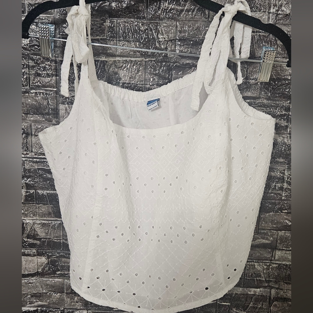 Old Navy Eyelet Crop Top Size XL